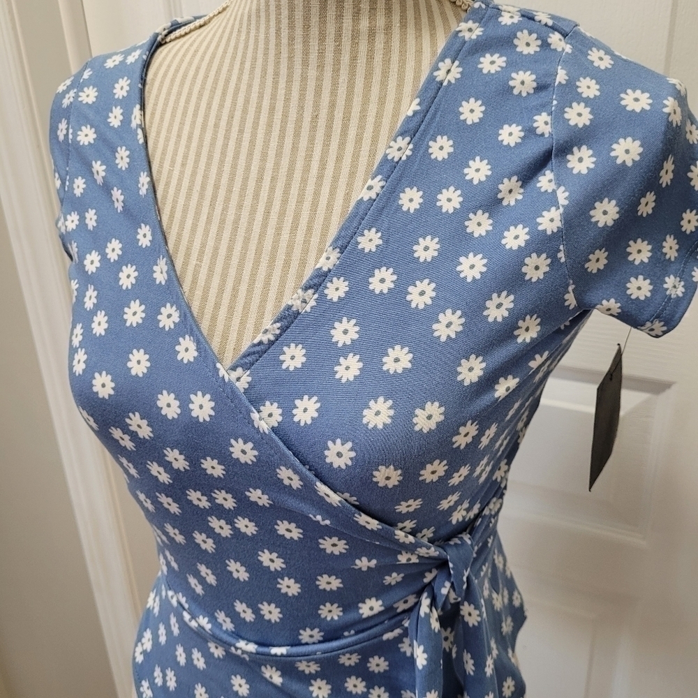 Rebel Sugar xs baby blue daisy faux wrap top - NEW with tags - Picture 5 of 11